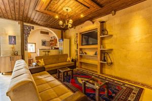 een woonkamer met een bank en een tafel bij Ciner Hotel in Goreme