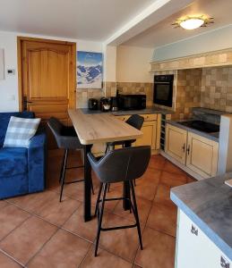 Kuchyň nebo kuchyňský kout v ubytování Chalet Coquelicot - confort montagnard et ambiance chaleureuse au cœur de Saint Martin de Belleville