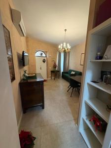a living room with a desk and a living room at Quattro Vette in Norcia
