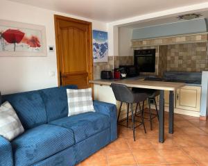 Posezení v ubytování Chalet Coquelicot - confort montagnard et ambiance chaleureuse au cœur de Saint Martin de Belleville + 18 fotografií