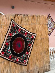 un'opera d'arte su un pezzo di bambù sidx sidx sidx di Istirohat guest house a Samarkand