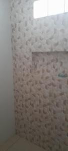 een badkamer met een witte tegelmuur bij Cantinho da Dê in Anchieta +8 foto's