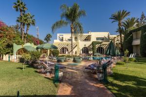 ein Resort mit Swimmingpool und Palmen in der Unterkunft Villa Riadana in Agadir