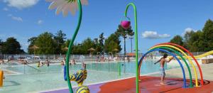 Bazén v ubytování Mobil-home confort 6 personnes nebo v jeho okolí + 2 fotografie