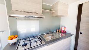Kuchyň nebo kuchyňský kout v ubytování Mobil-home confort 6 personnes