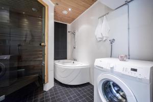 Vonios kambarys apgyvendinimo įstaigoje Kalajoki Apartments