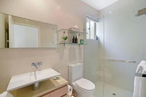 een badkamer met een toilet, een wastafel en een douche bij Coastal Chic with Heated Pool Quiet Location in Sunshine Beach