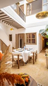 En restaurant eller et andet spisested på Riad Alaya by Maison Amellal
