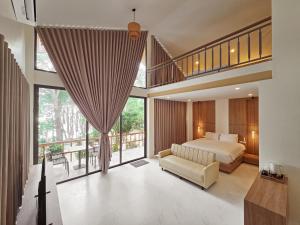 Haad SonHaadson Resort & Koh Raham的一间卧室，里面有一张床和一扇大窗户。