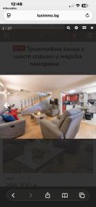 een foto van een woonkamer met een bank bij Вила Хоризонт-Албена in Balchik