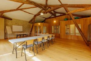 Cette grande chambre comprend une grande table et des chaises. dans l'établissement Gite de Marbois, 