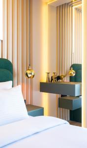 een slaapkamer met een bed en een tafel met een spiegel bij New Gudauri Atrium Apartments in Goedaoeri