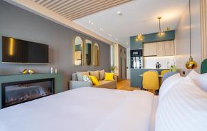 een slaapkamer met een bed en een woonkamer bij New Gudauri Atrium Apartments in Goedaoeri