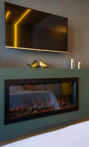 een open haard met twee schoenen erop bij New Gudauri Atrium Apartments in Goedaoeri +33 foto's