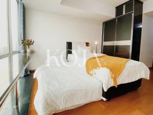 En eller flere senge i et værelse på Golf View from the Highest Floor at U-Residence tower 2, Lippo Karawaci