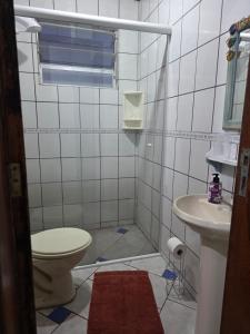 een badkamer met toilet en wastafel bij Armação - Florianópolis - 2 quartos de casal in Florianópolis