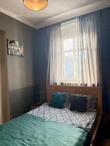 En eller flere senge i et værelse på Centrum Kupiecka Apartment