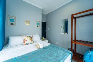 una camera da letto con un letto con pareti blu di KhayaLethu Vic Falls 2 a Victoria Falls