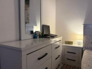 een slaapkamer met een bureau en een laptop. bij Shared Apartment Room with Private Washroom in Sharjah