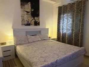 een slaapkamer met een groot bed met een hoofdeinde bij Shared Apartment Room with Private Washroom in Sharjah