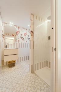 een badkamer met een douche en een wastafel bij Fuente H1 in Jaén +17 foto's