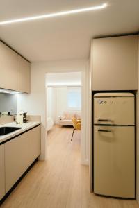 een keuken met een koelkast en een woonkamer bij Fuente H1 in Jaén