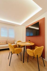 een eetkamer met een tafel en stoelen bij Fuente H1 in Jaén