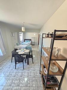 een woonkamer met een tafel en een bank bij Loft Recanto Dos Cavalheiros! Com Ar Condicionado! in Macaé