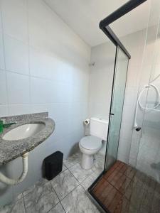 een badkamer met een toilet, een wastafel en een douche bij Loft Recanto Dos Cavalheiros! Com Ar Condicionado! in Macaé