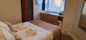 een slaapkamer met een bed met twee knuffels erop bij Lily Hotel Blackpool in Blackpool