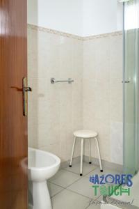 ein Badezimmer mit Toilette und Hocker darin in der Unterkunft Hospedaria casa D'Avo in Praia da Vitória