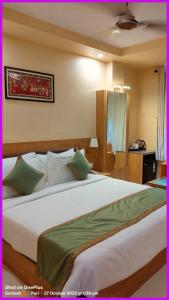 En eller flere senge i et værelse på Hotel Arnika Wormwood Premium Inn Near Sea Beach - Free Parking- Restaurant- Luxuaray Rooms - Prime Location- - Best Hotel