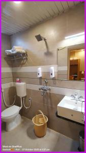 Et badeværelse på Hotel Arnika Wormwood Premium Inn Near Sea Beach - Free Parking- Restaurant- Luxuaray Rooms - Prime Location- - Best Hotel + 11 billeder