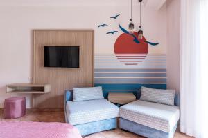 ein Wohnzimmer mit Sofa und Fernseher in der Unterkunft Villa Riadana in Agadir