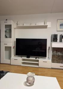 een woonkamer met een grote flatscreen-tv bij Wohnung wie Zuhause in Bergheim