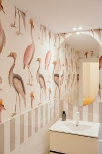 een badkamer met een vogelmuurschildering op de muur bij Fuente H1 in Jaén