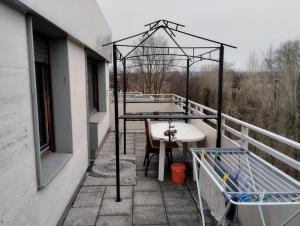 een balkon met een tafel en een tent erop bij Wohnung wie Zuhause in Bergheim