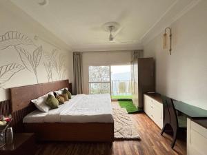 En eller flere senge i et værelse på Deodar Whispers - 2 to 3 bedroom private villa Chail Himachal