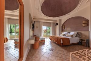 ein Schlafzimmer mit einem großen Bett und einem großen Fenster in der Unterkunft Villa Riadana in Agadir + 126 Fotos