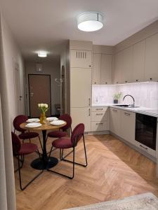 Køkken eller tekøkken på AparatmentySnu, Dębowa I + 3 billeder