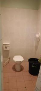 bagno con servizi igienici e cestino di D Love Gueshouse a Ranong Altre 9 foto