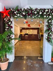 een lobby met een sterrenversiering en bloemen bij Hemaadri Grand in Hyderabad