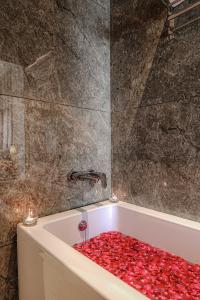 阿姆利则BluSalzz Residence Amritsar的浴缸里装满了红玫瑰花瓣