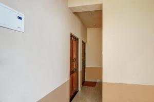 ein leeres Zimmer mit Tür und Flur in der Unterkunft Hotel O Arambol Beach Formerly Hakuna Matata in Arambol