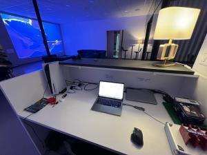 ein Büro mit einem Schreibtisch und einem Laptop darauf in der Unterkunft Loft 200m2 avec écran led géant de 10m2 in Marseille