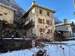 een huis in de sneeuw met een boom voor de deur bij Riverside Room Joseph in Pontboset