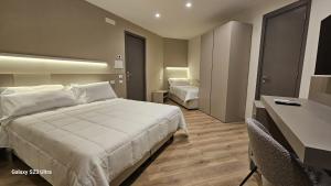 ein Hotelzimmer mit Bett und Schreibtisch in der Unterkunft Hotel del Sole-Aversa in Aversa + 15 Fotos