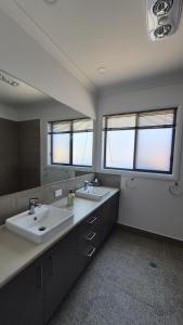 Et badeværelse på Silverwoods 17th Hole Retreat