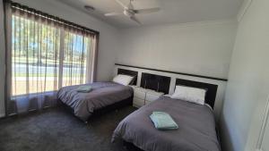 En eller flere senge i et værelse på Silverwoods 17th Hole Retreat