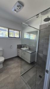 Et badeværelse på Silverwoods 17th Hole Retreat + 10 billeder